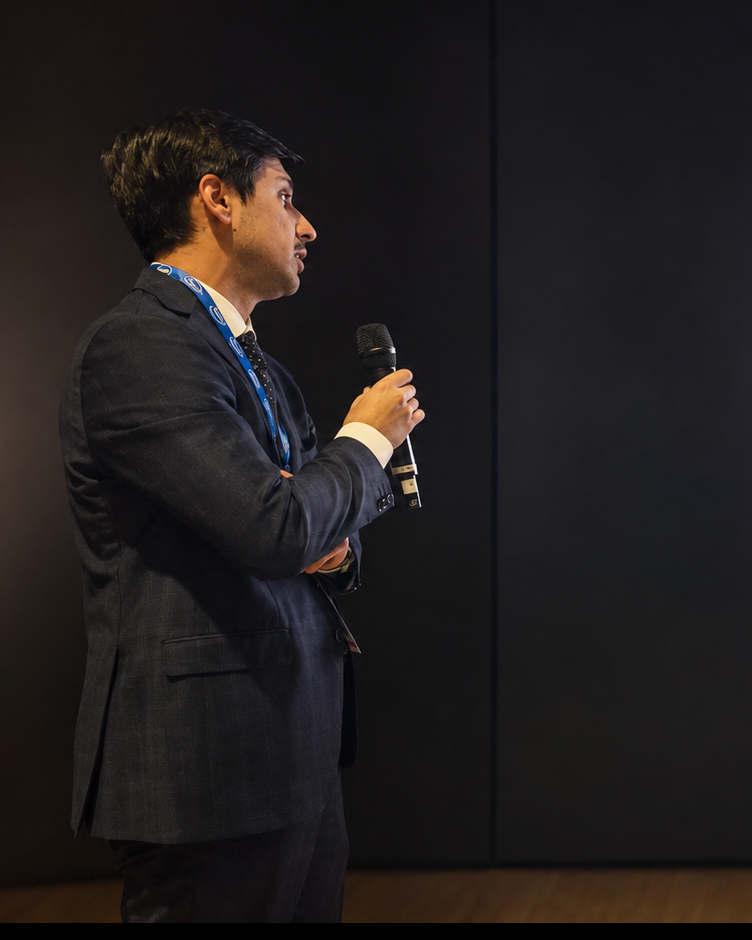 Marco Battista durante una presentazione congressuale in ambito oftalmologico